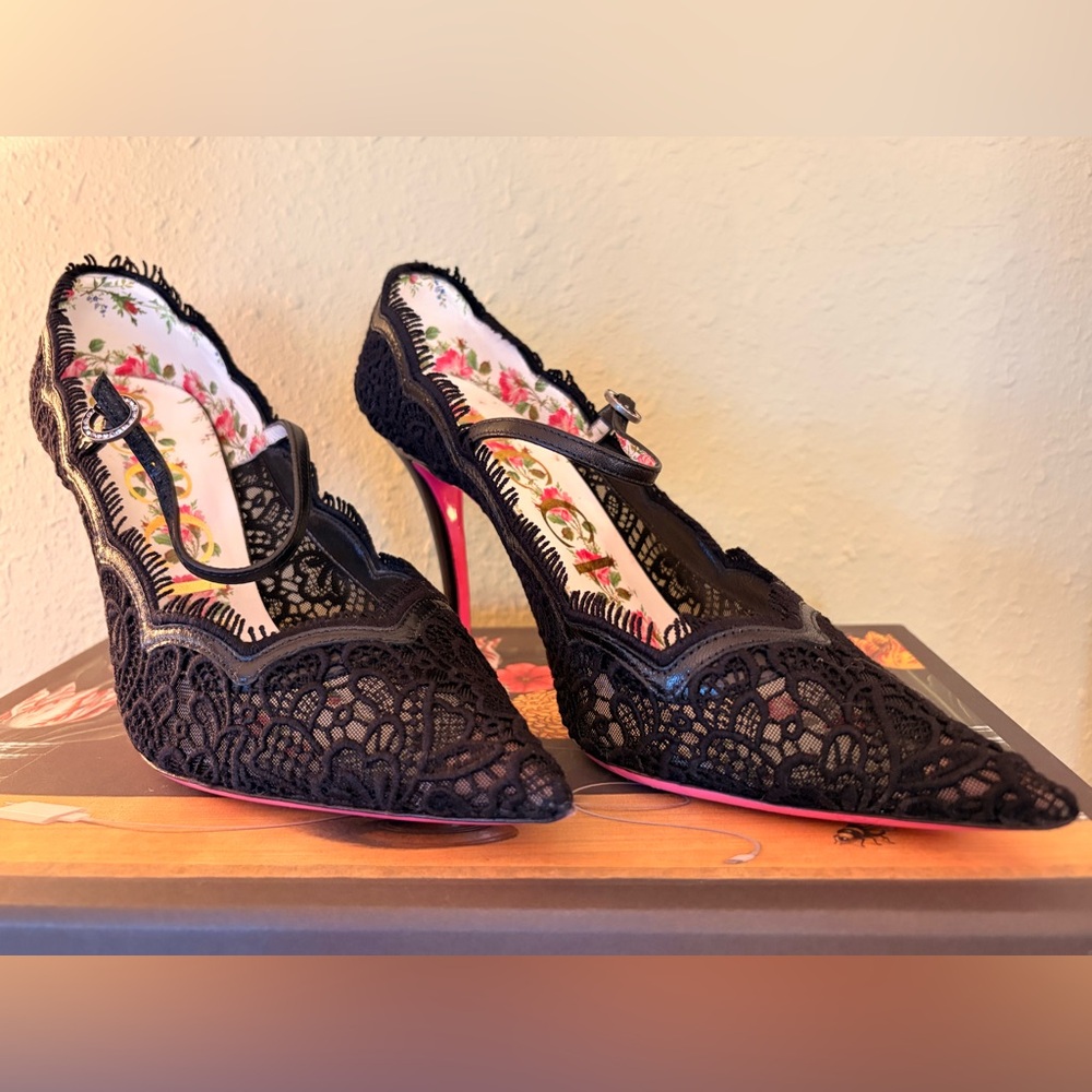 Gucci Virginia Crystal Black Floral Lace Mary Jane Pumps Size 37.5/US 7